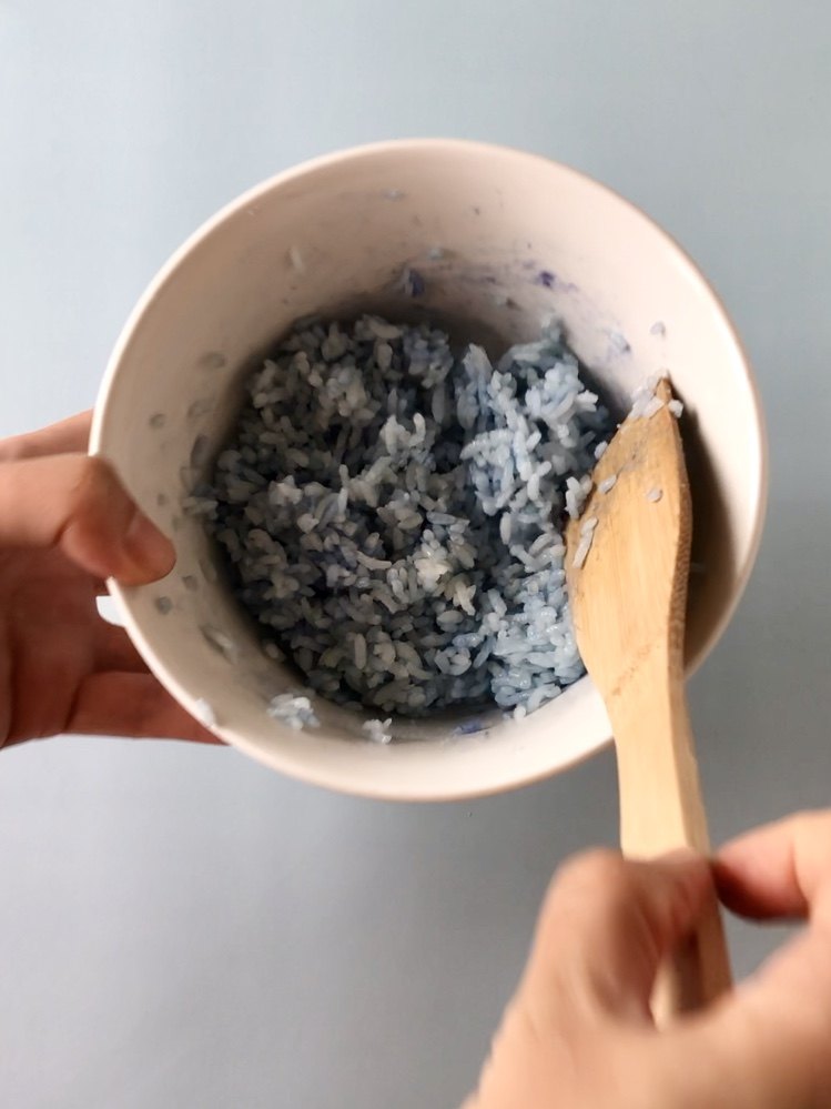 六一儿童节到啦，给孩子做一份萌萌的小河马卡通早餐吧！,用木铲把米饭拌匀，就成了蓝色的米饭。