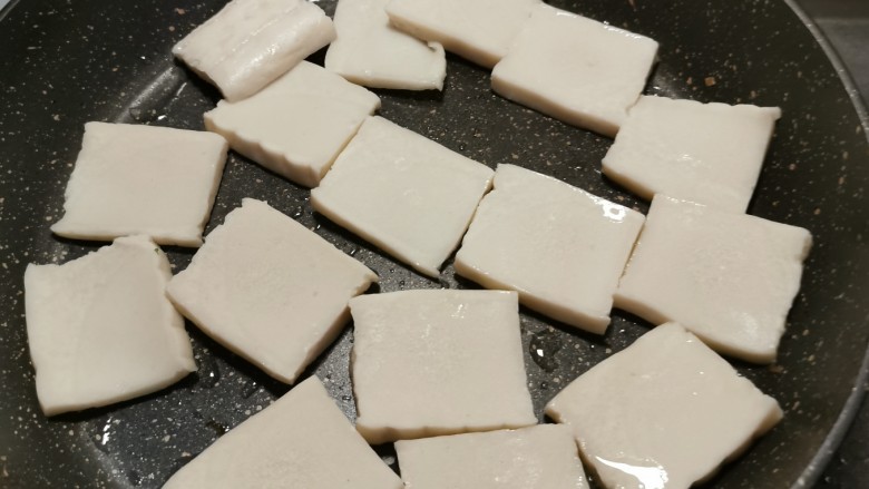 素炒千叶豆腐,起油锅 放入千叶豆腐片  煎至两面微微泛黄