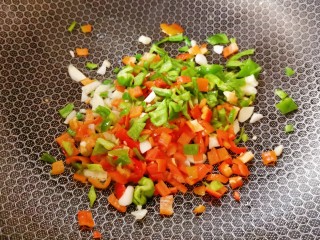 豆腐炒鸡蛋,再次起锅烧热加适量食用油，将青红椒蒜爆香