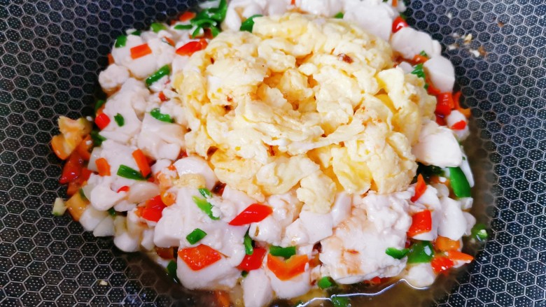 豆腐炒鸡蛋,翻炒均匀后，加入鸡蛋