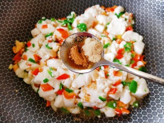 豆腐炒鸡蛋,快速炒散，加适量五香粉，胡椒粉