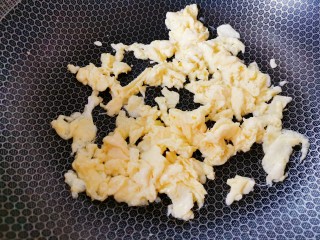 豆腐炒鸡蛋,用筷子翻炒，像图片中，一粒一粒的就可以了
