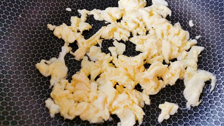 豆腐炒鸡蛋,用筷子翻炒，像图片中，一粒一粒的就可以了