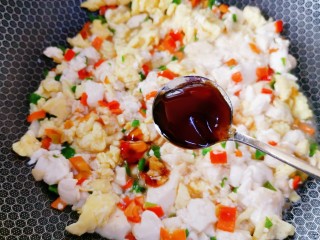 豆腐炒鸡蛋,大约三分钟左右，加适量蚝油提鲜，即可关火