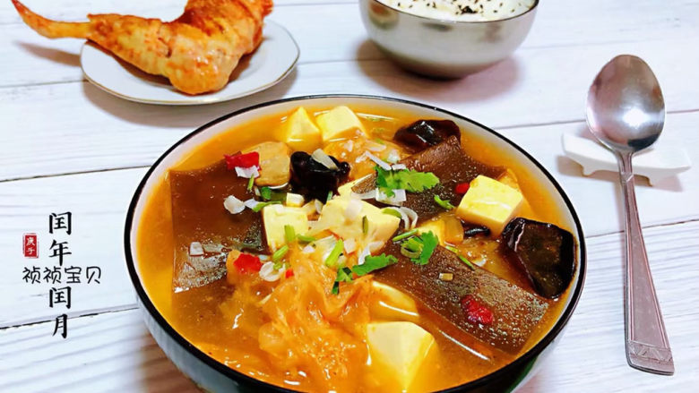 辣白菜豆腐汤,搭配一碗大米饭和烤鸡翅味道棒极了