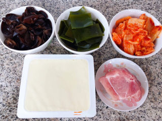 辣白菜豆腐汤,准备原材料猪肉、豆腐、辣白菜、海带、木耳