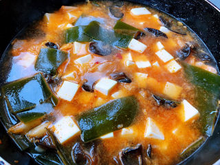 辣白菜豆腐汤,添加适量清水或高汤大火煮起来