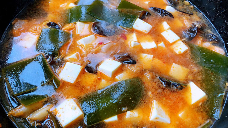 辣白菜豆腐汤,添加适量清水或高汤大火煮起来