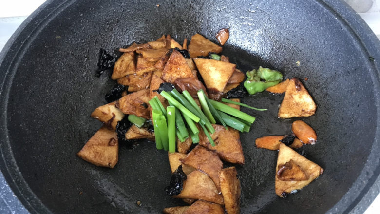 素炒千叶豆腐,翻炒均匀后，加入小葱段炒两下出锅；