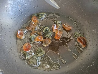 黄瓜皮蛋汤,起锅烧油，油的量大约是三勺，皮蛋下锅煎至微微起泡