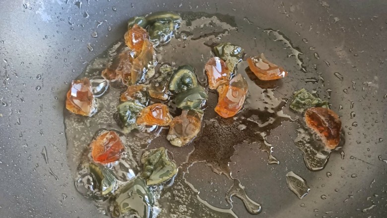 黄瓜皮蛋汤,起锅烧油，油的量大约是三勺，皮蛋下锅煎至微微起泡