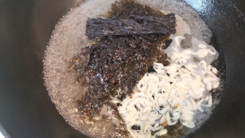紫菜虾皮汤,锅中水烧开，或者直接倒入开水，放入紫菜和虾皮