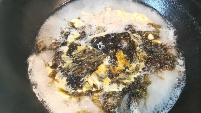紫菜虾皮汤,倒入蛋液，勿搅拌，加入少许盐