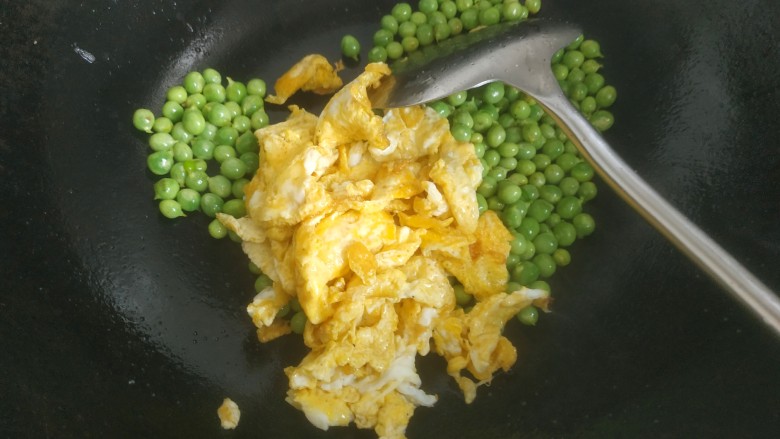 豌豆粒炒鸡蛋,加入鸡蛋