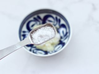 三七叶凉拌花生米,先加入白糖调味。