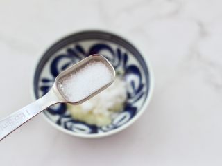 三七叶凉拌花生米,再根据个人口味加入适量的盐。