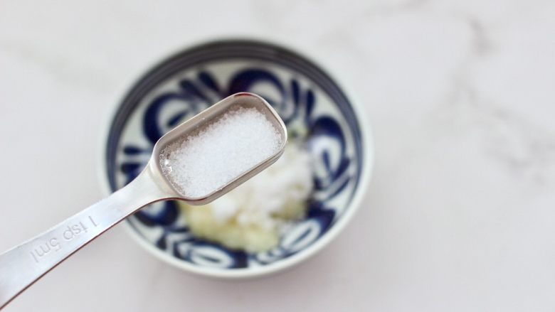 三七叶凉拌花生米,再根据个人口味加入适量的盐。