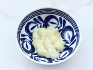 三七叶凉拌花生米,大蒜去皮后捣成泥状，放入碗里。