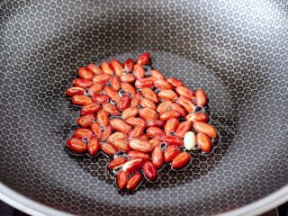 三七叶凉拌花生米,锅中倒入少许花生油烧热后，炒熟花生米盛出备用。