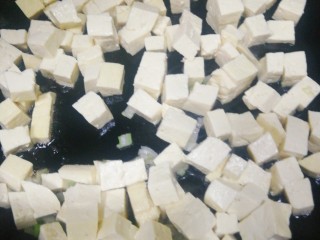 豆腐炒鸡蛋——鸡刨豆腐,下豆腐丁儿，翻炒几下。