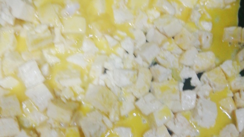 豆腐炒鸡蛋——鸡刨豆腐,锅里黄灿灿的😂