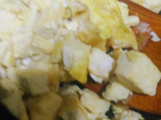 豆腐炒鸡蛋——鸡刨豆腐,迅速滑散，让多数豆腐块上都裹上了蛋液。然后尽量把豆腐捣碎。易于进味儿。（这也是叫“鸡刨豆腐”的原因。）