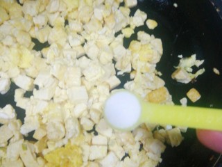 豆腐炒鸡蛋——鸡刨豆腐,豆腐不再粘连时放适量盐。