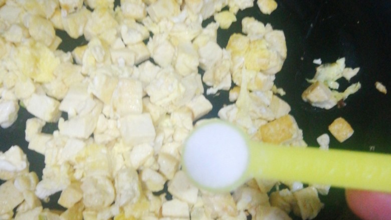 豆腐炒鸡蛋——鸡刨豆腐,豆腐不再粘连时放适量盐。