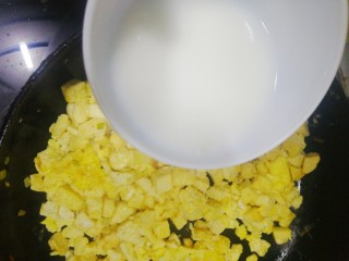 豆腐炒鸡蛋——鸡刨豆腐,之后放入已加入蒜末的淀粉汁。