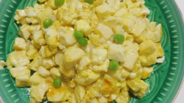 豆腐炒鸡蛋——鸡刨豆腐,翻拌匀，装盘。