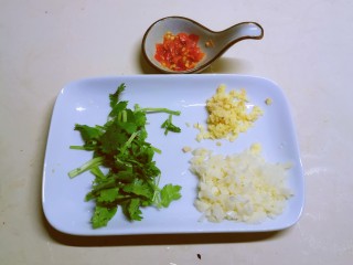 铁板日本豆腐,香菜切小段 蒜切碎 姜切碎 