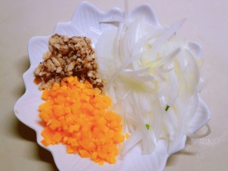 铁板日本豆腐,香菇切碎 胡萝卜切碎 洋葱切丝