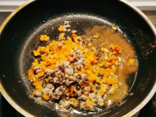 铁板日本豆腐,再起油锅 放入胡萝卜碎和香菇碎 翻炒