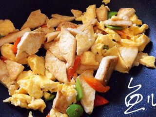 豆腐炒鸡蛋,炒匀出锅