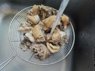 三黄鸡炖土豆,焯好水的鸡块用水清洗一遍去浮沫