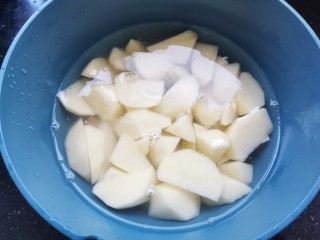 三黄鸡炖土豆,放水中浸泡10分钟