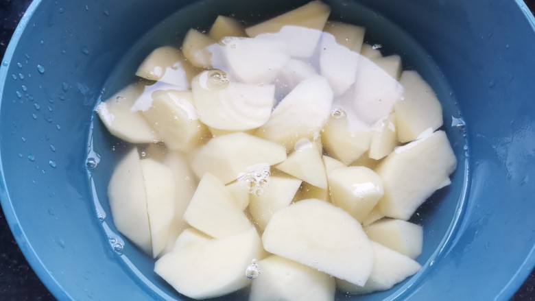 三黄鸡炖土豆,放水中浸泡10分钟