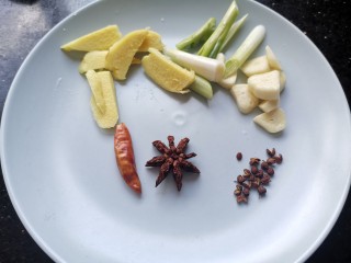 三黄鸡炖土豆,葱姜蒜，干辣椒，六角，花椒