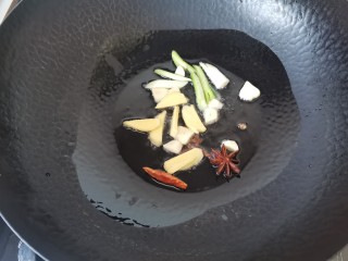 三黄鸡炖土豆,热油放入葱姜蒜炒出香味，再放入干辣椒，六角，花椒爆香