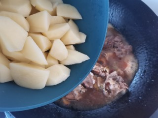三黄鸡炖土豆,10分钟后倒入土豆再烧10分钟