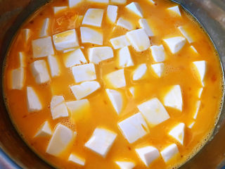豆腐炒鸡蛋,豆腐放入蛋液中拌匀