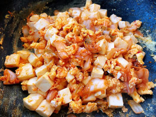 豆腐炒鸡蛋,将辣白菜和鸡蛋豆腐炒匀入味撒上味精提鲜即可出锅享用