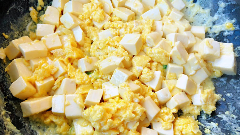 豆腐炒鸡蛋,鸡蛋炒至微微成型