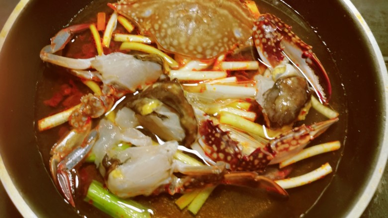干锅香辣蟹,放入海蟹 同时加入适量清水