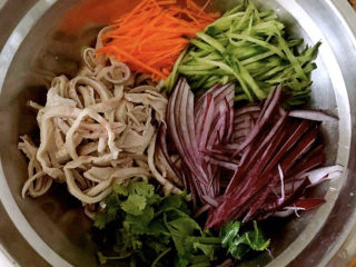 凉拌猪肚丝,黄瓜、胡萝卜、洋葱切成丝香菜切段和肚丝一起放入容器中