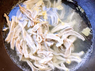 凉拌猪肚丝,锅中烧开水放入肚丝去除油脂和杂质