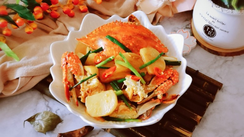螃蟹炒年糕,出锅装盘