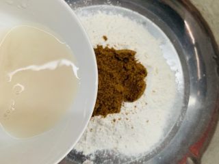 红糖芝士熔岩包,把酵母水搅拌一下倒入面粉中。