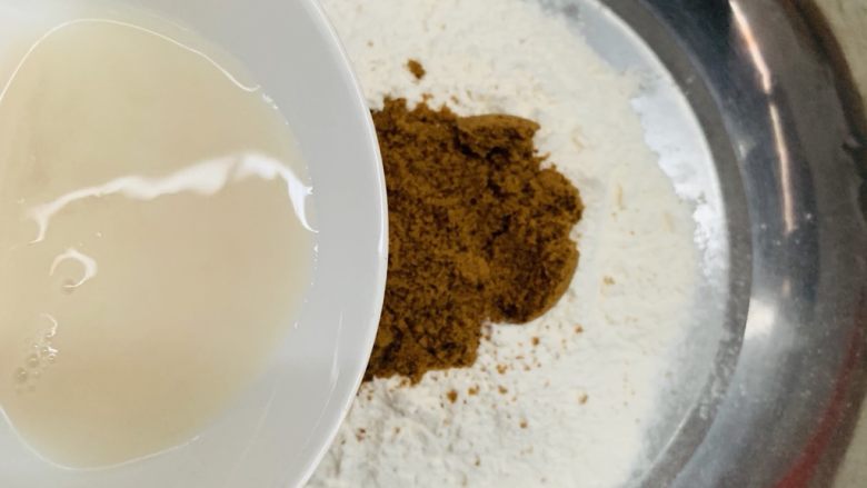 红糖芝士熔岩包,把酵母水搅拌一下倒入面粉中。