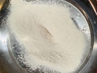 红糖芝士熔岩包,盆里筛入面粉。